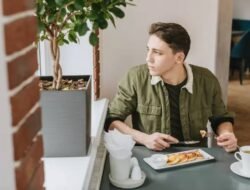 Jarang Disadari! Ini Hukum Makan di Depan Orang yang Berpuasa