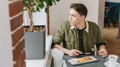 Jarang Disadari! Ini Hukum Makan di Depan Orang yang Berpuasa