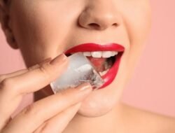 Kamu Doyan Ngemil Es Batu? Bisa Jadi Gejala Pagophagia Loh!