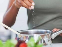 Masakan Kamu Keasinan? Jangan Dibuang, Ikuti Tips Ini untuk Mengatasinya!