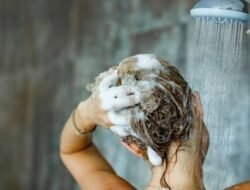 Manakah yang Baik untuk Tubuh, Mandi Pagi atau Malam Hari?