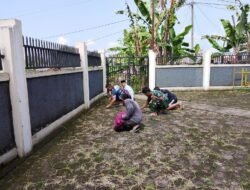 Pererat Kemanunggalan di Sukabumi, Satgas TMMD dan DKM Bersihkan Masjid Assaadah