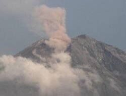 Waspada! Gunung Semeru Tiga Kali Erupsi Pagi Ini, Letusan Capai 900 Meter