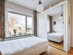 Ternyata Ini! Alasan Tak Boleh Menaruh Cermin di Seberang Kasur