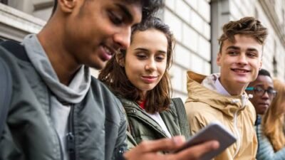 Benarkah, Gen Z Lebih Sering Cari Info di TikTok Dibanding Google?