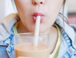 Benarkah, Minum Pakai Sedotan Bikin Kulit Cepat Keriput?