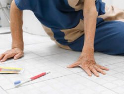 Waspada, Penyebab Jatuh di Kamar Mandi yang Bisa Berakibat Fatal