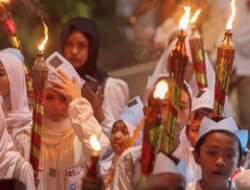 Mengenal, Tradisi Pawai Obor Sejarah, Makna, dan Hukumnya dalam Islam