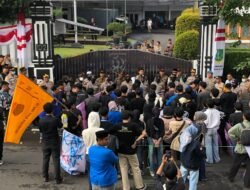 Mahasiswa Segel Rumah Dinas Wali Kota Sukabumi, Tuntut Janji Politik Ayep Zaki