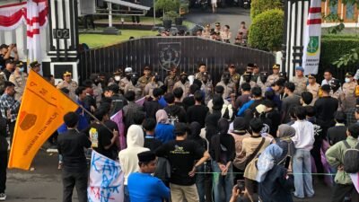 Mahasiswa Segel Rumah Dinas Wali Kota Sukabumi, Tuntut Janji Politik Ayep Zaki