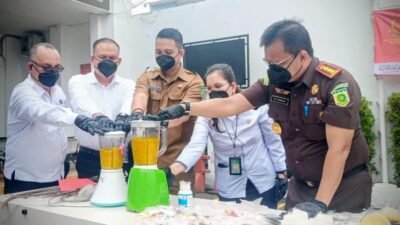 Kejari Kota Sukabumi gelar pemusnahan barang bukti (BB) dari 46 perkara yang telah memiliki kekuatan hukum tetap (inkracht) total barang bukti yang dimusnahkan meliputi 498 gram sabu, 139 gram ganja, ratusan gram tembakau sintetis, serta obat keras berbagai jenis seperti Tramadol, Trihexyphenidyl, dan Alprazolam yang jumlahnya mencapai puluhan ribu butir. FOTO: Darwin Sandy/HALOSMI