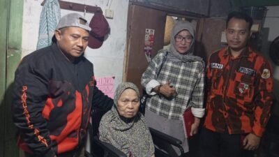 MPC Pemuda Pancasila Kota Sukabumi Salurkan Bantuan Kursi Roda untuk Warga Jompo di Tipar