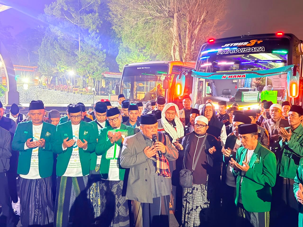 Sekitar 300 warga Nahdliyin dari PCNU Kabupaten Sukabumi diberangkatkan menuju Muktamar Nahdlatul Ulama (NU) ke-35 di Pondok Pesantren Bahrul Ulum, Tambakberas, Jombang, Jawa Timur, Rabu (26/8/2026).